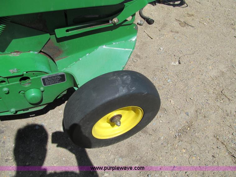 image for item F5504 2009 John Deere 568 round baler