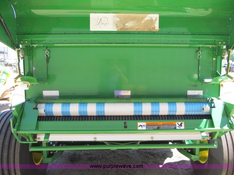 image for item F5504 2009 John Deere 568 round baler