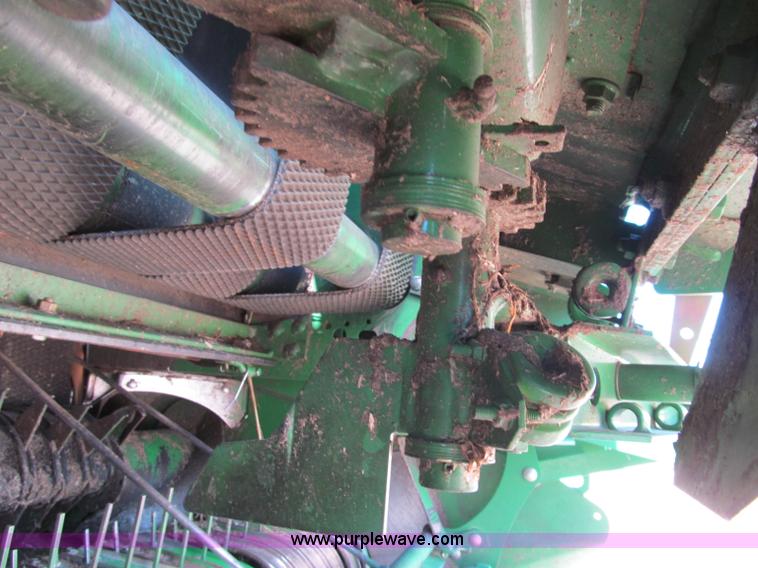 image for item F5504 2009 John Deere 568 round baler