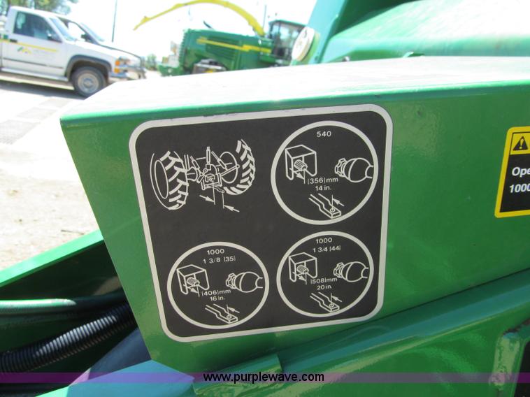 image for item F5504 2009 John Deere 568 round baler