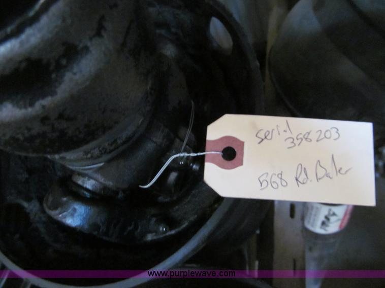 image for item F5504 2009 John Deere 568 round baler