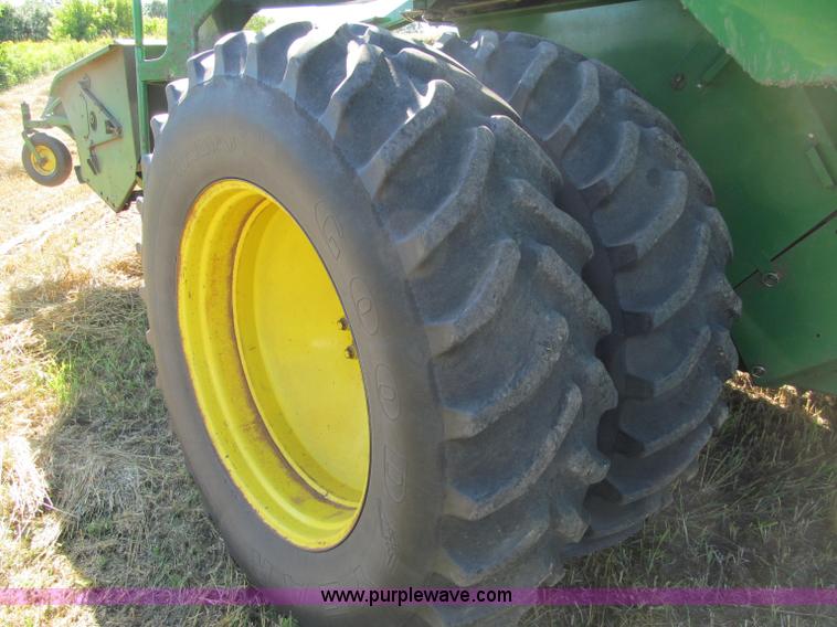 image for item F5506 1993 John Deere 9500 combine