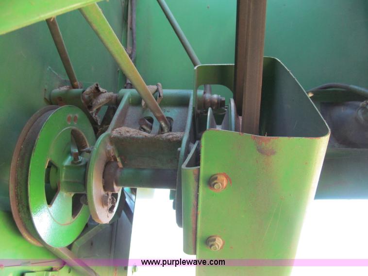 image for item F5506 1993 John Deere 9500 combine