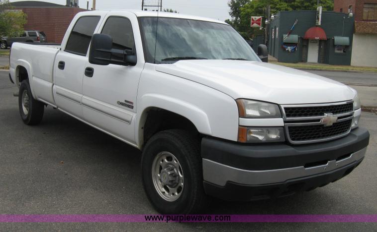 image for item A6476 2006 Chevrolet Silverado C2500HD LT Crew Cab pickup truck