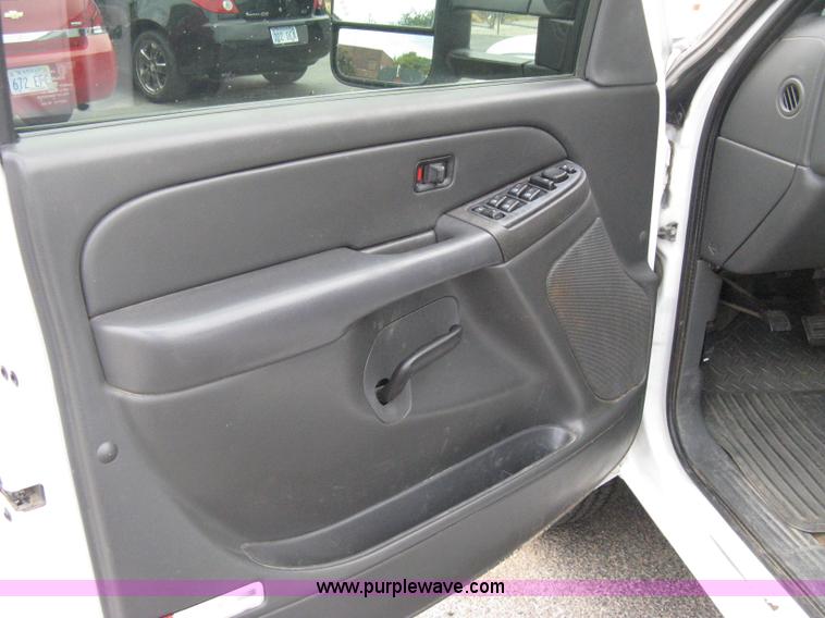 image for item A6476 2006 Chevrolet Silverado C2500HD LT Crew Cab pickup truck