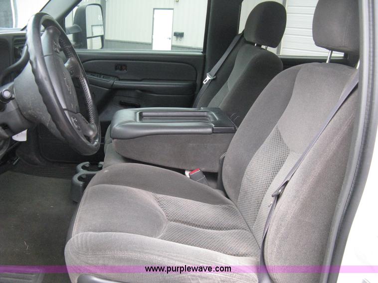image for item A6476 2006 Chevrolet Silverado C2500HD LT Crew Cab pickup truck
