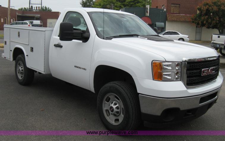 image for item A6477 2011 GMC Sierra C2500HD pickup truck