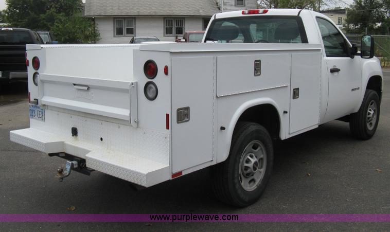 image for item A6477 2011 GMC Sierra C2500HD pickup truck