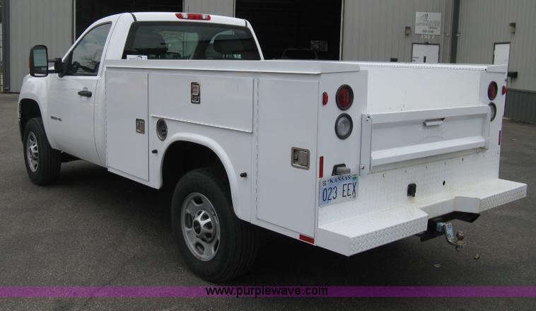 image for item A6477 2011 GMC Sierra C2500HD pickup truck