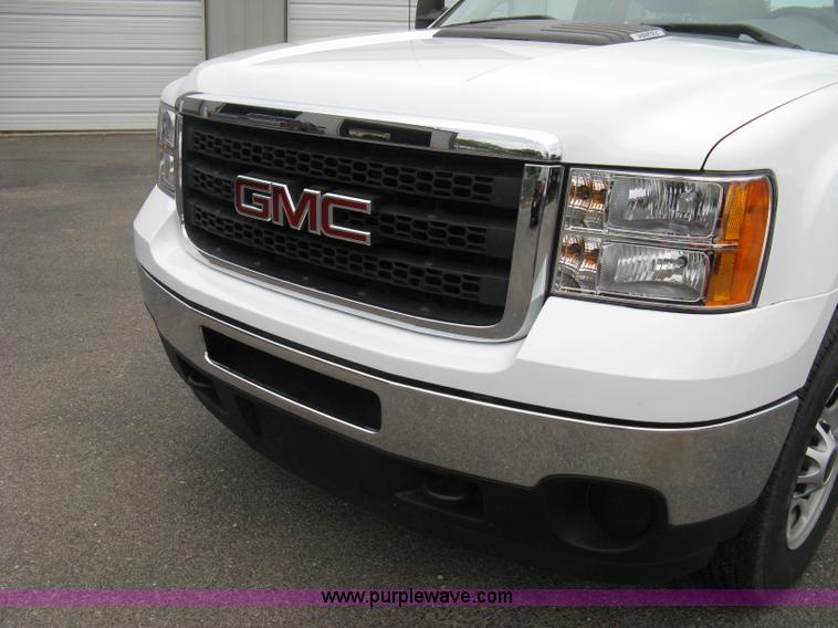 image for item A6477 2011 GMC Sierra C2500HD pickup truck