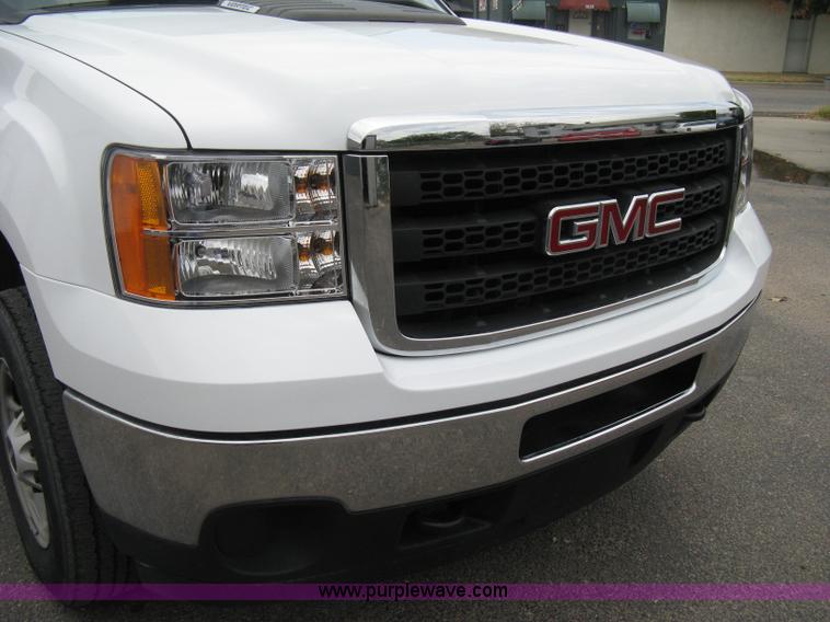 image for item A6477 2011 GMC Sierra C2500HD pickup truck