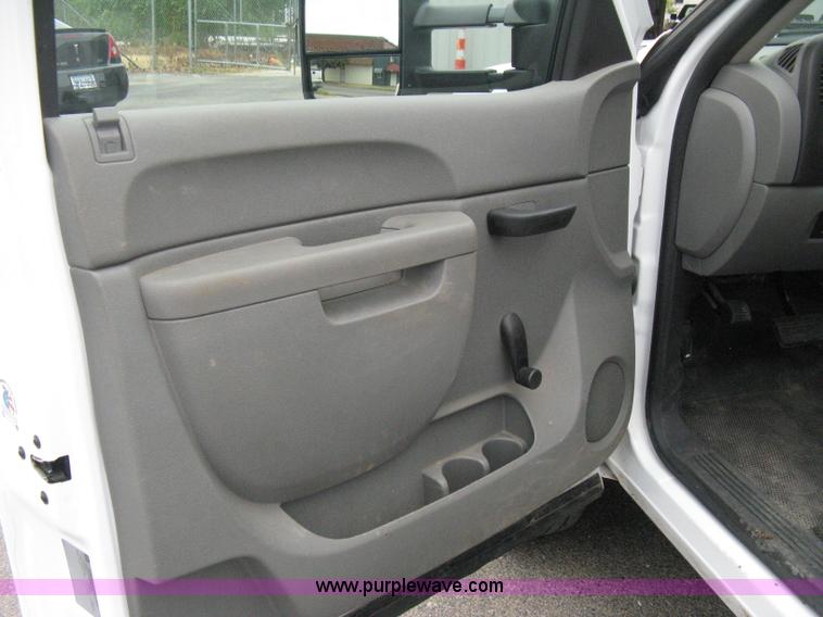 image for item A6477 2011 GMC Sierra C2500HD pickup truck