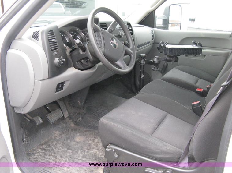 image for item A6477 2011 GMC Sierra C2500HD pickup truck