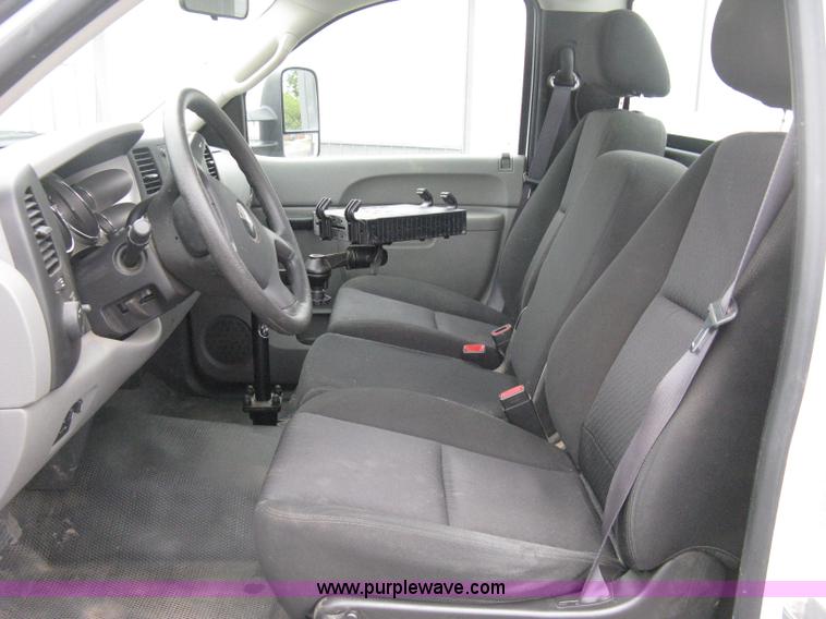 image for item A6477 2011 GMC Sierra C2500HD pickup truck