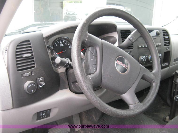 image for item A6477 2011 GMC Sierra C2500HD pickup truck