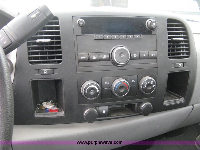 image for item A6477 2011 GMC Sierra C2500HD pickup truck