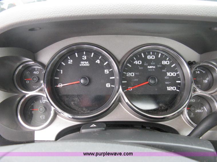 image for item A6477 2011 GMC Sierra C2500HD pickup truck