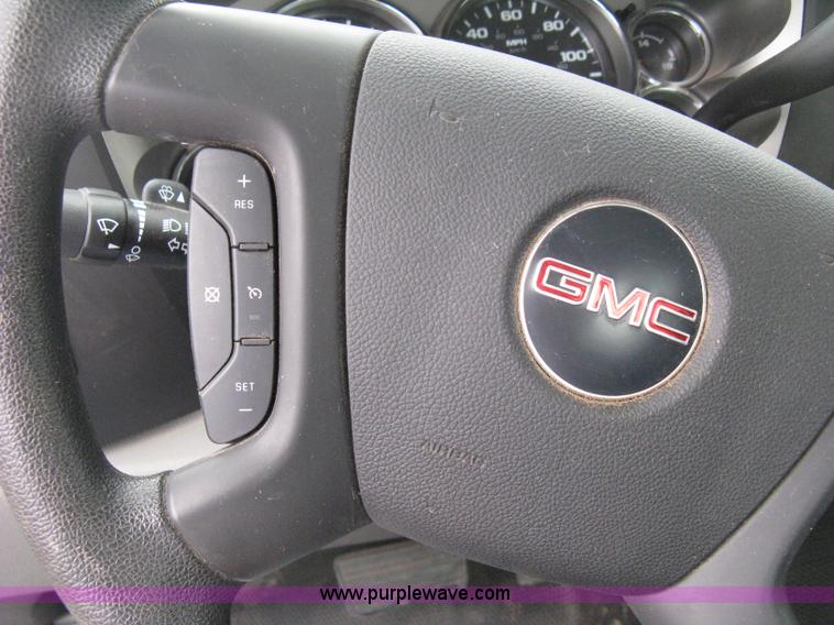 image for item A6477 2011 GMC Sierra C2500HD pickup truck