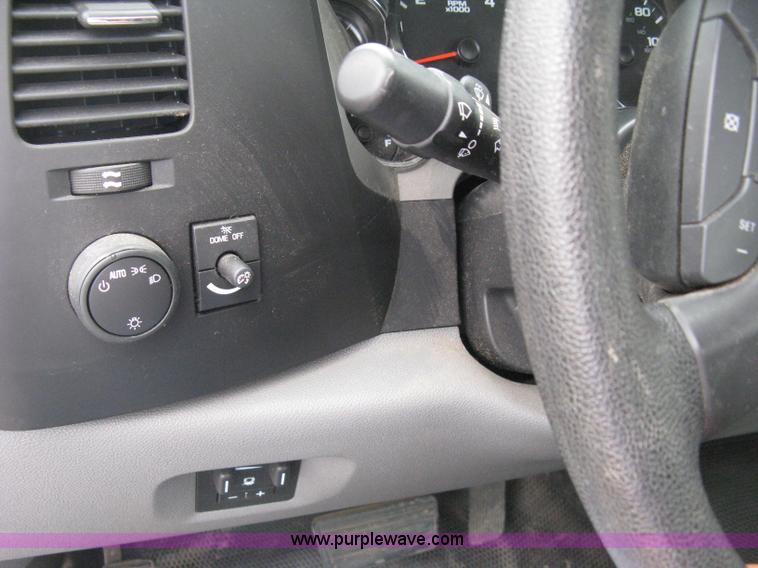 image for item A6477 2011 GMC Sierra C2500HD pickup truck