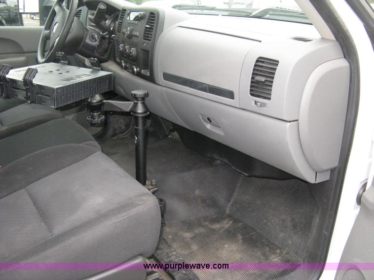 image for item A6477 2011 GMC Sierra C2500HD pickup truck