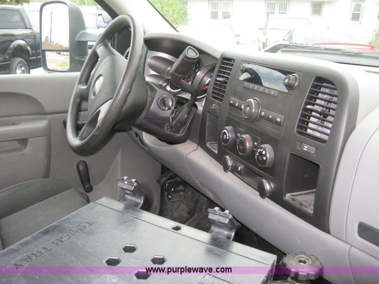 image for item A6477 2011 GMC Sierra C2500HD pickup truck