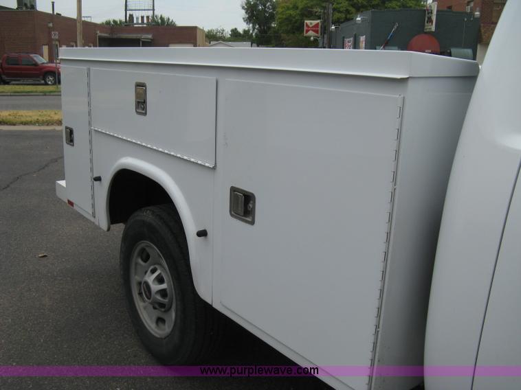 image for item A6477 2011 GMC Sierra C2500HD pickup truck