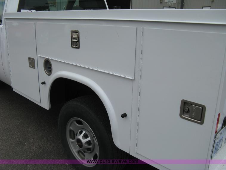 image for item A6477 2011 GMC Sierra C2500HD pickup truck