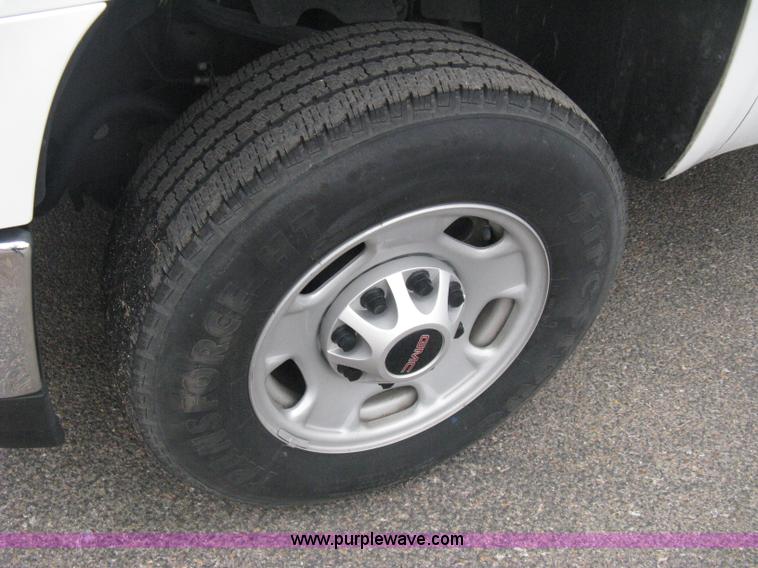 image for item A6477 2011 GMC Sierra C2500HD pickup truck