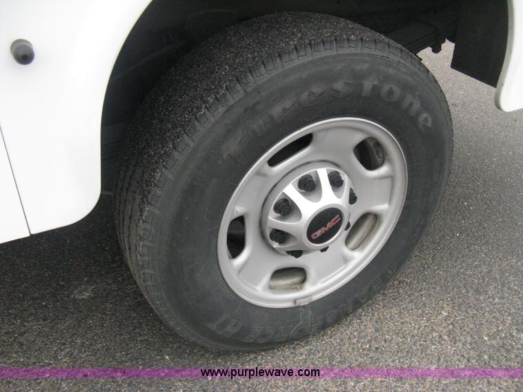 image for item A6477 2011 GMC Sierra C2500HD pickup truck