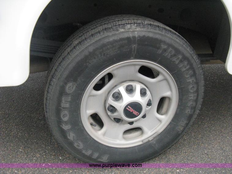 image for item A6477 2011 GMC Sierra C2500HD pickup truck