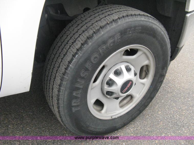 image for item A6477 2011 GMC Sierra C2500HD pickup truck