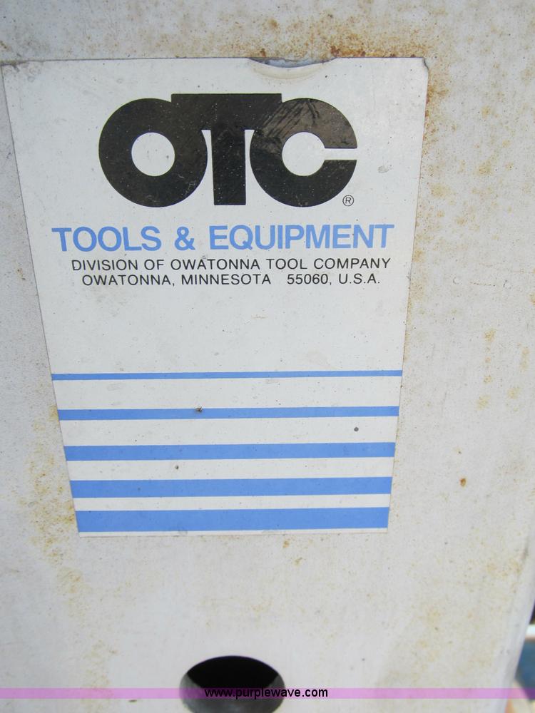 image for item B2828 OTC 6,000 lb revolver engine stand