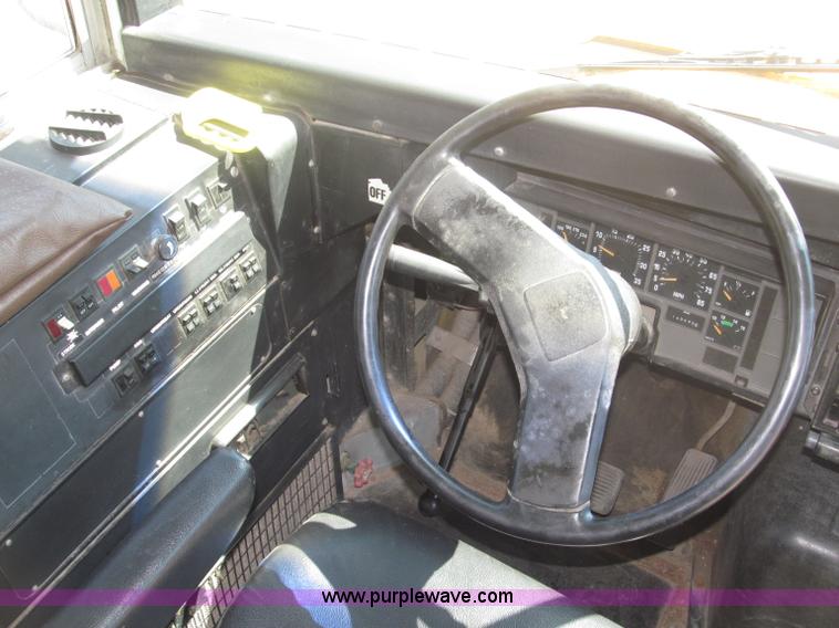 image for item B5178 1990 International 3800 Thomas Built school bus