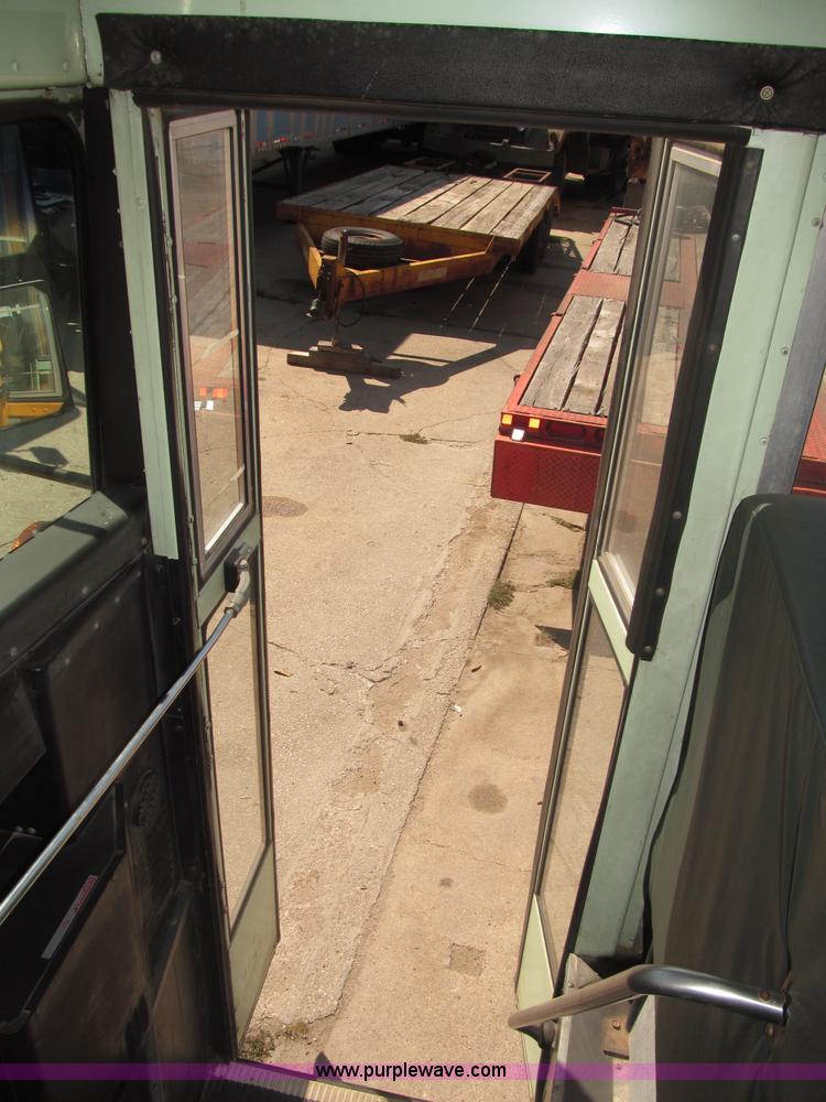 image for item B5178 1990 International 3800 Thomas Built school bus