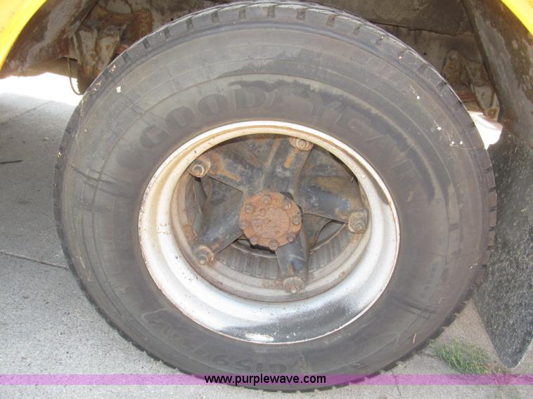 image for item B5178 1990 International 3800 Thomas Built school bus