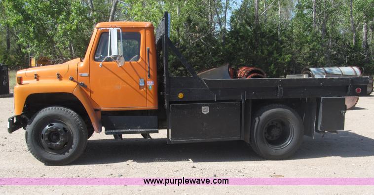 image for item B5191 1979 International 1724 flatbed truck