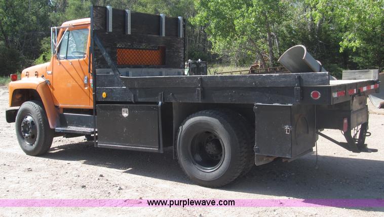image for item B5191 1979 International 1724 flatbed truck