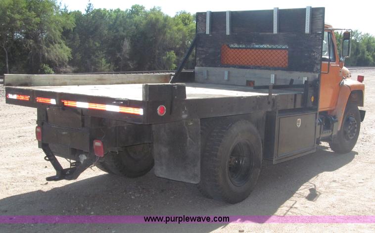 image for item B5191 1979 International 1724 flatbed truck