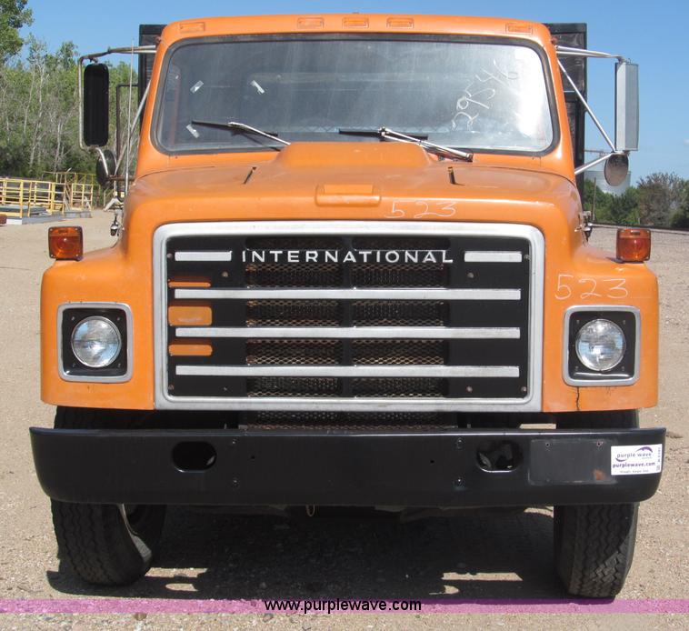 image for item B5191 1979 International 1724 flatbed truck
