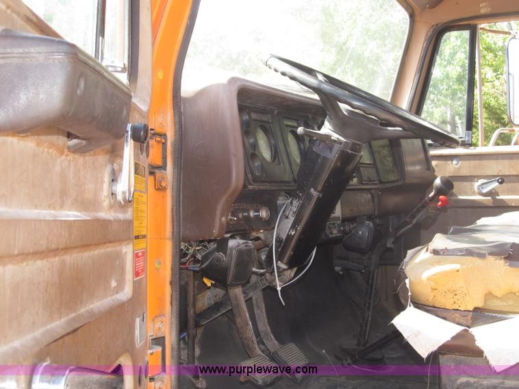 image for item B5191 1979 International 1724 flatbed truck