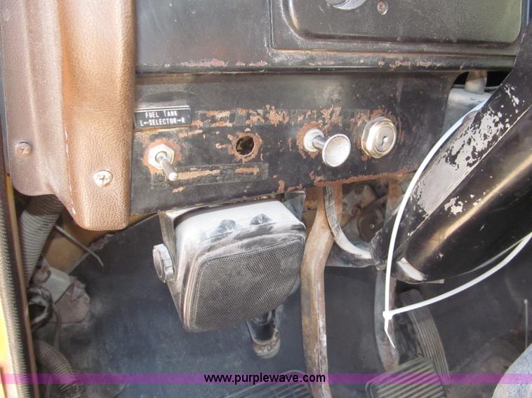 image for item B5191 1979 International 1724 flatbed truck