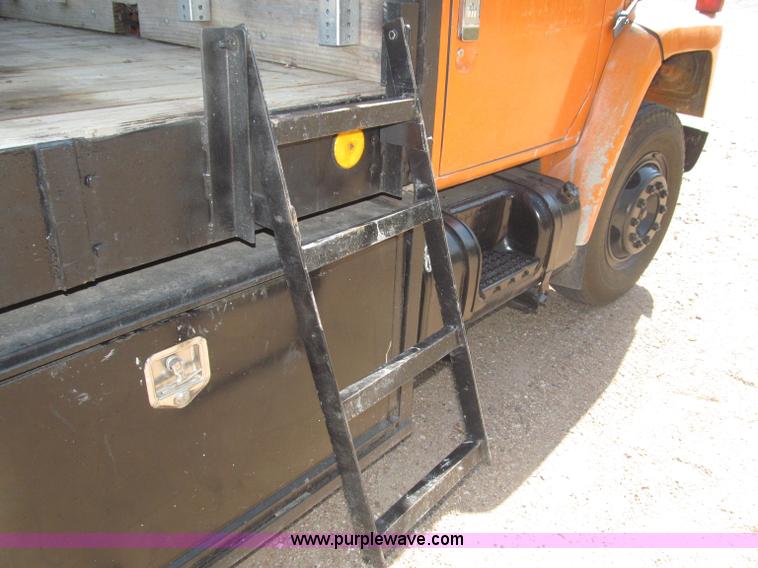 image for item B5191 1979 International 1724 flatbed truck