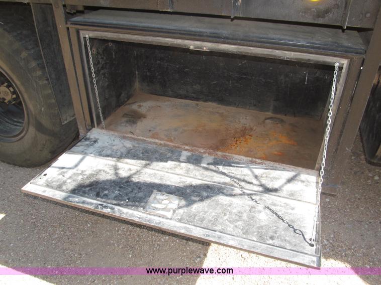 image for item B5191 1979 International 1724 flatbed truck