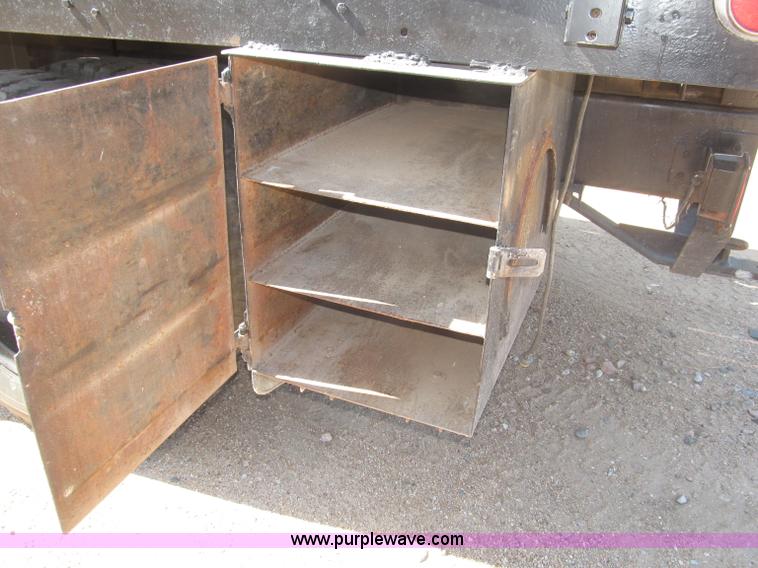 image for item B5191 1979 International 1724 flatbed truck