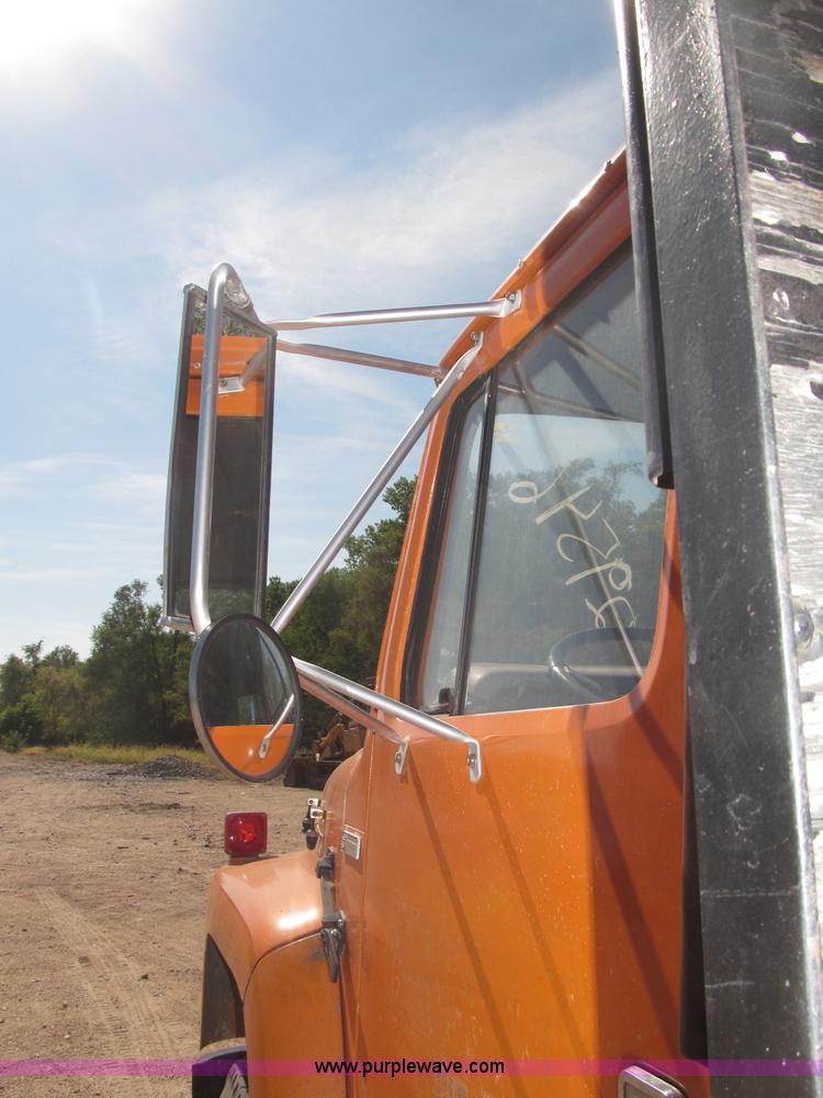 image for item B5191 1979 International 1724 flatbed truck