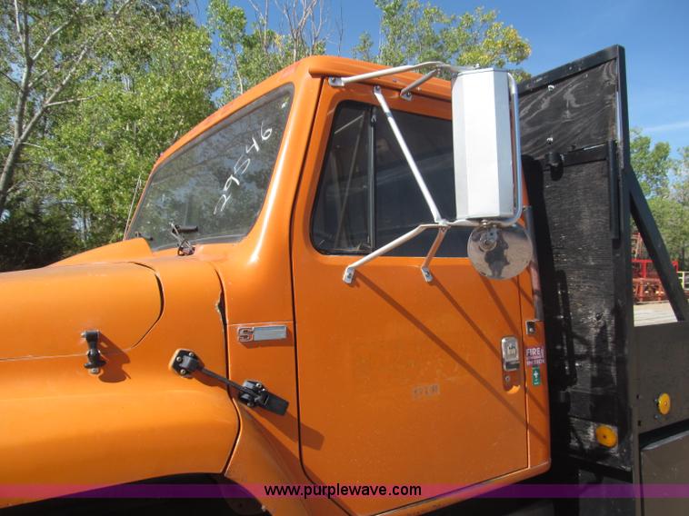 image for item B5191 1979 International 1724 flatbed truck