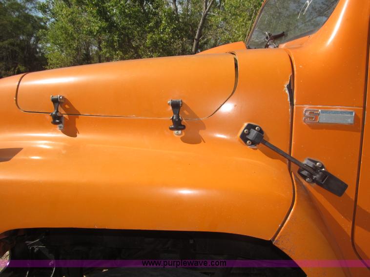 image for item B5191 1979 International 1724 flatbed truck