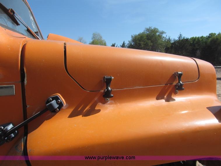 image for item B5191 1979 International 1724 flatbed truck