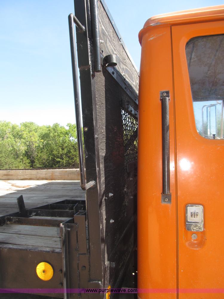 image for item B5191 1979 International 1724 flatbed truck