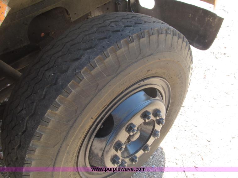 image for item B5191 1979 International 1724 flatbed truck